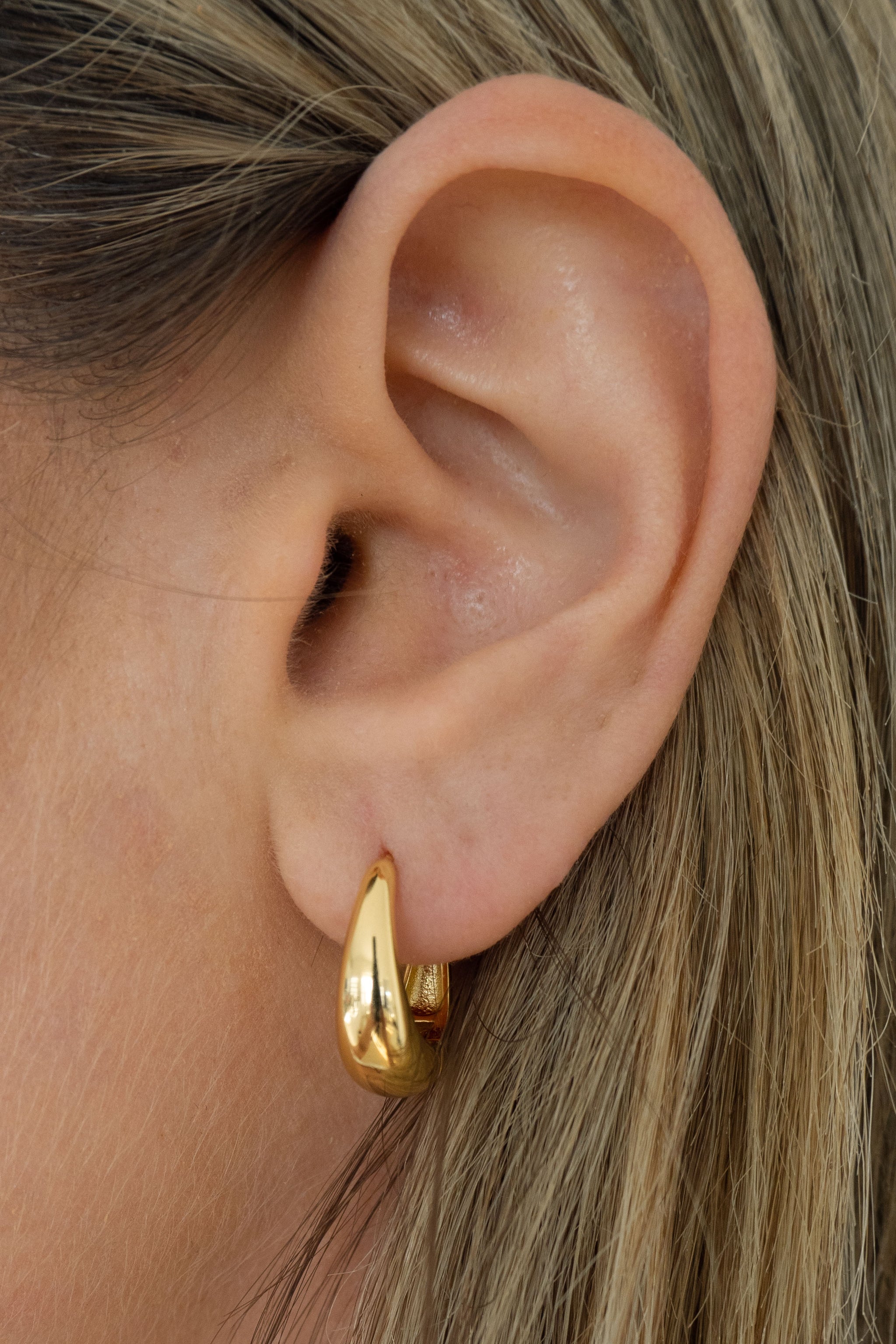Tessa Pearl Hoop /Gold